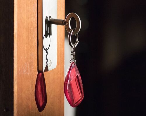 key-keychain-red-sunlight-close-up